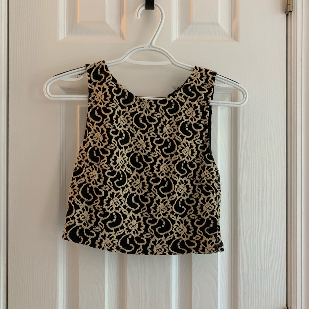 EMBROIDERED CROP TOP